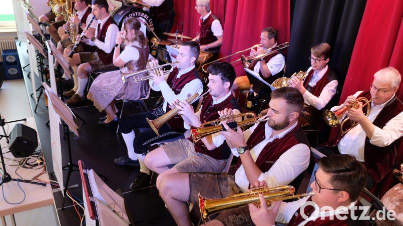 Zehn Jahre nach ihrer Gründung demonstrierten die Speinsharter Klosterbläser bei einem Jubiläumskonzert mit unbeschwerten Höhenflügen in die Welt böhmisch-bayerischer Blasmusik bemerkenswerte Klasse. Bild: do