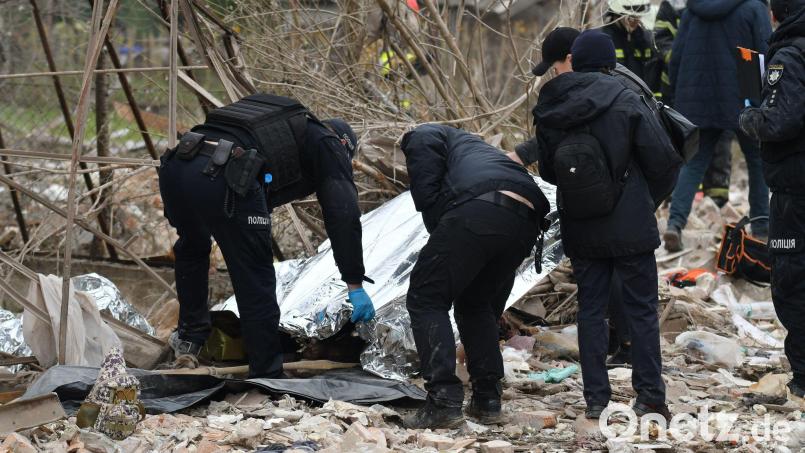Russischer Nachtangriff trifft die Ukraine. Bild: Mykola Tys/AP/dpa