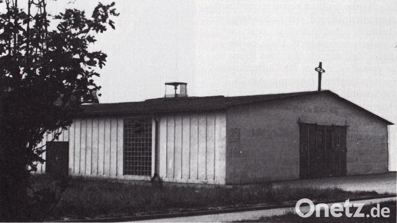Eine Außenansicht der Notkirche St. Michael. Im Oktober 1965 wurde sie eingeweiht, das Bild stammt aus dem Jahr 1970. Das 60. Jubiläum der Kirche will die Pfarrei nun feiern. Archivbild: Archiv Pfarrei St. Michael Amberg