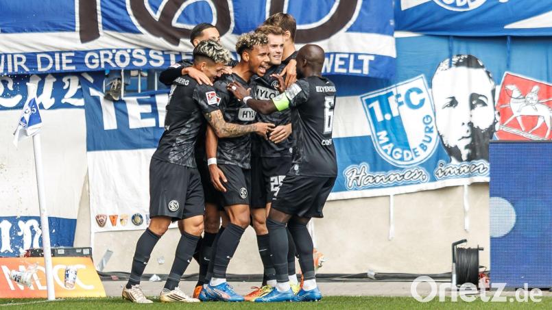 Bambase Conte (3.v.l) trifft zum 1:0 für Elversberg beim 1. FC Magdeburg. Bild: Andreas Gora/dpa