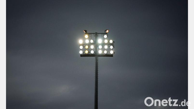 Beim Spiel zwischen Köln und Leverkusen in der Frauen-Bundesliga war das Flutlicht ausgefallen. (Archivbild) Bild: Soeren Stache/dpa