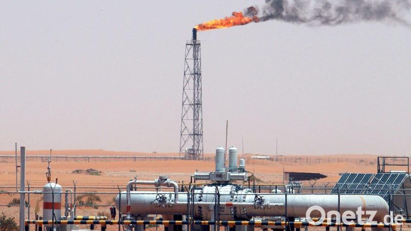 Blick auf ein saudi-arabischen Ölfeld, rund 160 Kilometer von Riad entfernt. (Archivbild) Bild: Ali Haider/EPA/dpa