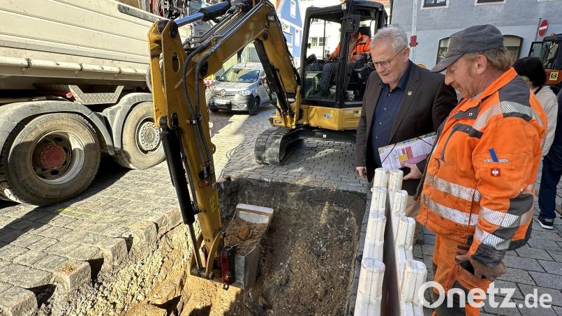 Oberbürgermeister Andreas Feller (links) informiert sich bei einem Besuch in der Breite Straße in Schwandorf über den Fortschritt der Baustelle. Bild: Lara Schmaus, Stadt Schwandorf
