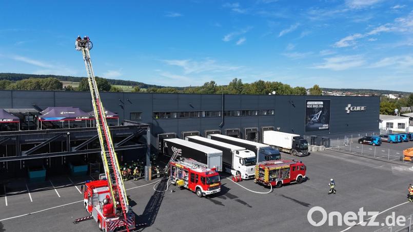 70 Feuerwehrler mit zwölf Einsatzfahrzeugen kamen zum Fahrrad- und Logistikzentrum der Firma Cube in Waldershof. Das Übungsszenario sah einen Brand in der großen Halle vor. Bild: fpoz