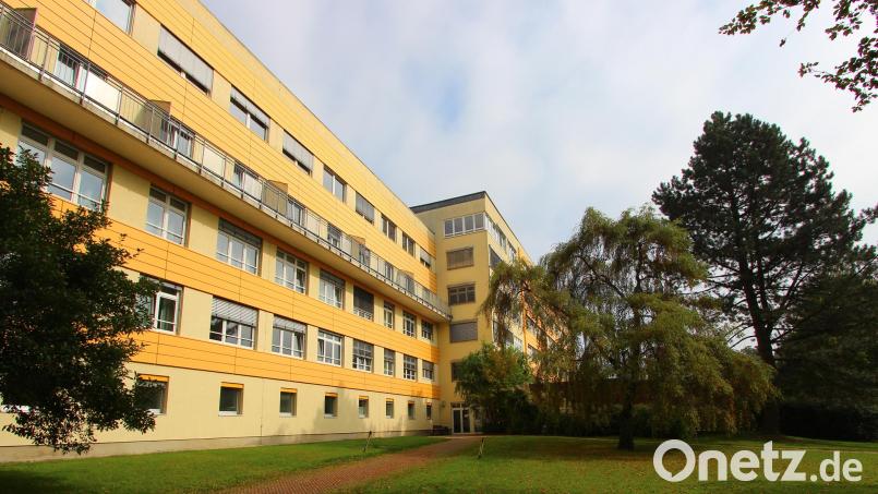 Im Tirschenreuther Krankenhaus ist für Besucher am Tag der offenen Tür spannendes Programm geboten: Von lehrreichen und informativen Vorträgen bis hin zur Möglichkeit, selbst minimalinvasive Chirurgie auszuprobieren oder einen Rettungswagen zu besichtigen. Bild: Kliniken Nordoberpfalz AG