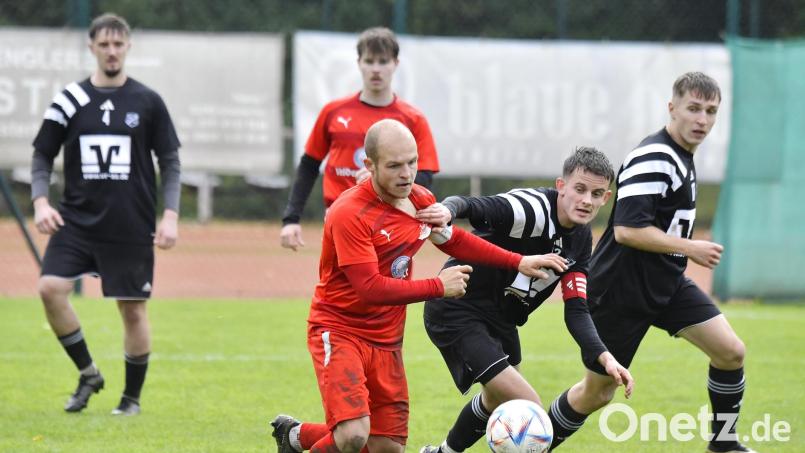 Duell der beiden Kapitäne Fabian Meier (Zweiter von rechts) von der DJK Ursensollen und Julian Taubmann (Zweiter von links) vom TSV Königstein. Die DJK siegte am Ende mit 3:2. Bild: Hubert Ziegler