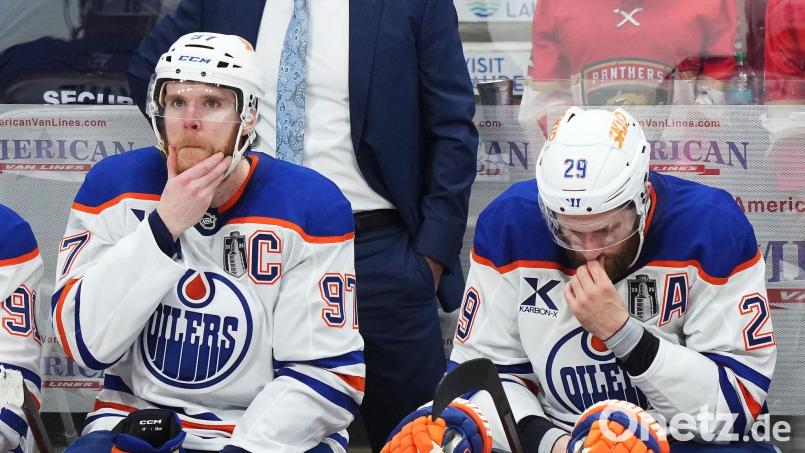 Bleibt bei den Oilers: Connor McDavid (97). Leon Draisaitl freut&#039;s. Bild: Nathan Denette/The Canadian Press/AP/dpa