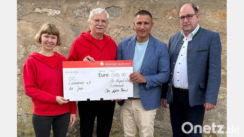 Susanne und Reinhold Schubert (von links) freuen sich über die 500-Euro-Spende, die ihnen Bürgermeister Marcus Gradl und Sparkassen-Vorstandsmitglied Johann Zach übergeben. Bild: Susanne Schubert