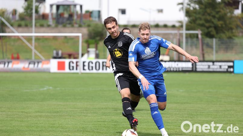 Sebastian Striegl (vorne) erzielte bereits 18 Saisontore für den TSV Eslarn. Auch beim 5:4-Auswärtssieg bei der SpVgg Trabitz traf der 30-Jährige viermal. Archivbild: Dieter Jäschke