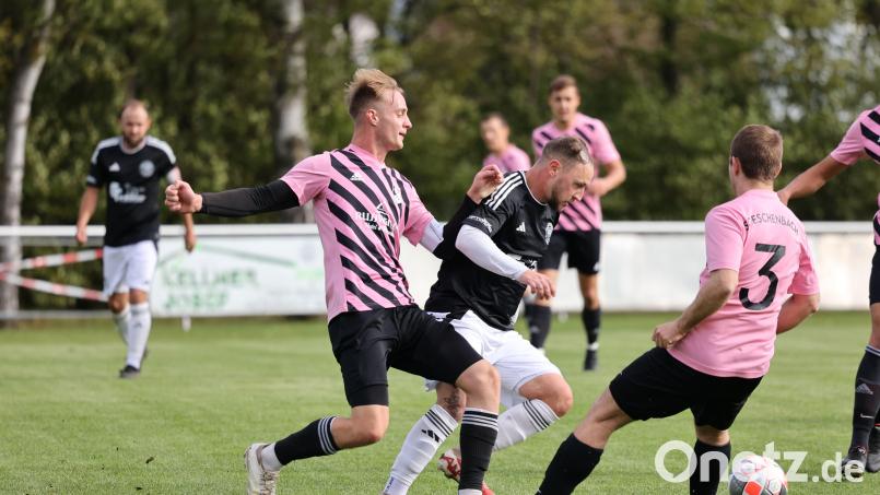 Der VfB Rothenstadt (schwarze Trikots) und der SC Eschenbach trennten sich 1:1. Bild: Dieter Jäschke