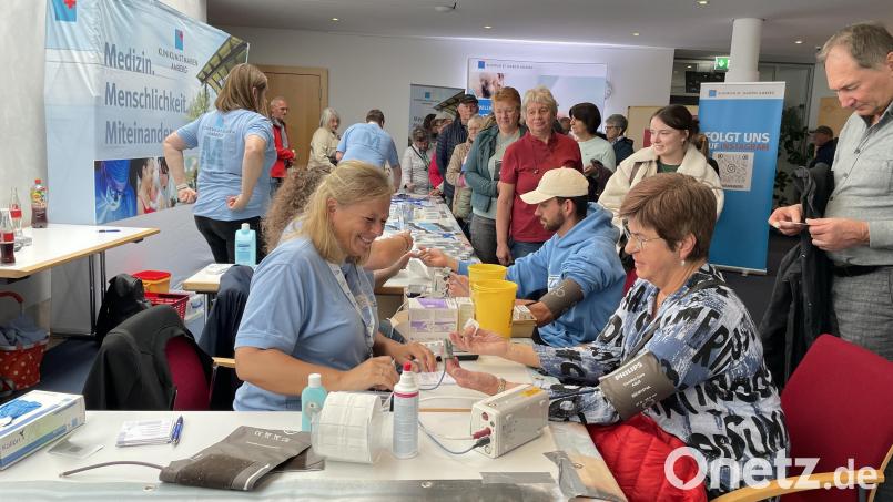 Der Stand des Klinikums St. Marien war immer gut besucht. Besucher konnten ihren Blutzuckerspiegel und Blutdruck messen lassen. Bild: Lukas Büchold