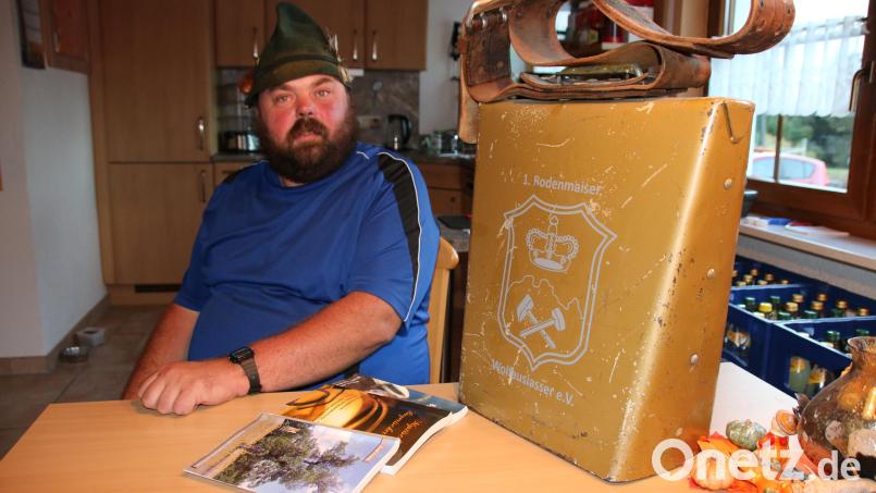 Michael Preuschl hat den Brauchtumsverein &quot;Dumbacher G&#039;sindl&quot; ins Leben gerufen. Mit der Kuhglocke nimmt er regelmäßig am Wolfsauslassen in Bodenmais teil. Bild: sne