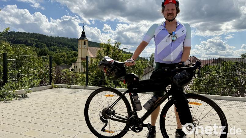 Lauri Peltonen aus Finnland hat kurz Zeit für einen Schnappschuss. Im Hintergrund die Pfarrkirche St. Martin in Wutschdorf. Bild: Uli Piehler
