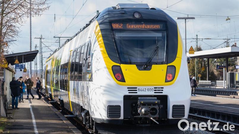 Bahnfahrer in Mittel- und Unterfranken müssen sich bis Dezember wegen Bauarbeiten auf Einschränkungen einstellen. Unter anderem wird der Bahnhof Gunzenhausen (Bild) barrierefrei ausgebaut. (Archivfoto) Bild: Nicolas Armer/dpa