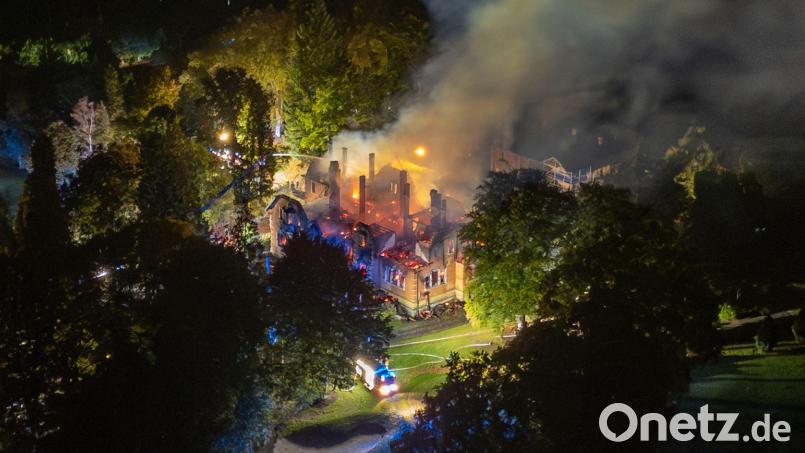 Das ehemalige Jagdschloss auf dem Gelände des Regensburger Golf- und Landclubs steht in Flammen. Dabei ist ein Schaden in Millionenhöhe entstanden, wie die Polizei mitteilte. Bild: Lars Haubner/News5/dpa