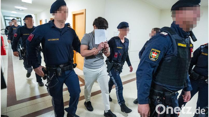 Eine Jugendgruppe soll eine Lehrerin vergewaltigt haben - nun stehen die jungen Männer vor Gericht. Bild: Georg Hochmuth/APA/dpa