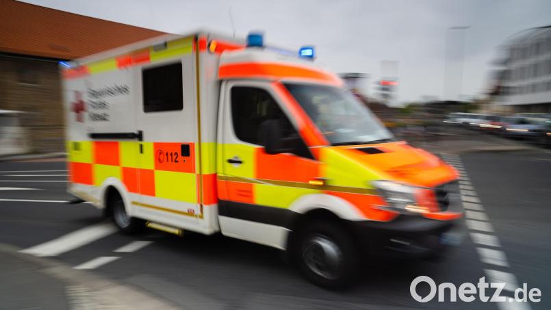 Stark unterkühlt wird der ältere Mann in ein Krankenhaus gebracht. (Symbolbild) Bild: Nicolas Armer/dpa