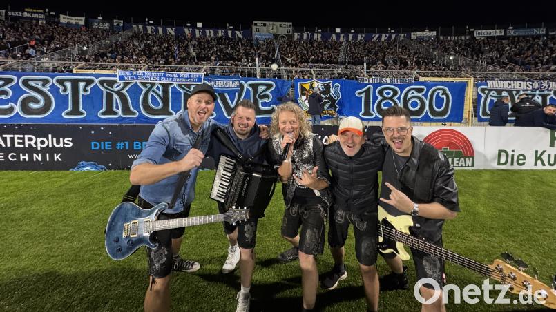 Die Troglauer standen in der Halbzeitpause des Wiesn-Heimspiels des TSV 1860 München gegen Viktoria Köln vor 15.000 Fußball-Fans auf dem Rasen im Grünwalder Stadion. Bild: Diana Buchholz