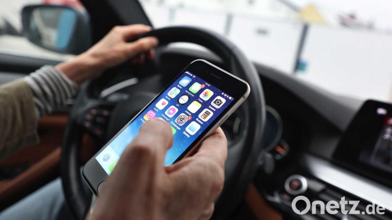 Im Blick sind in der Aktionswoche nicht nur Autofahrer, sondern auch Lastwagenfahrer und Radler. (Symbolbild) Bild: Karl-Josef Hildenbrand/dpa/dpa-tmn