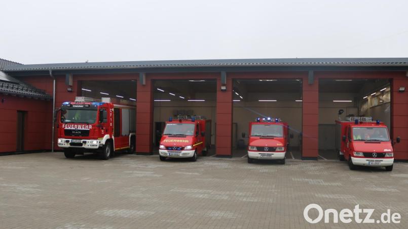 Erstmals rückten alle vier Einsatzfahrzeuge der neuen Gemeindefeuerwehr von Edelsfeld miteinander ein ins neue Gerätehaus. Bild: lei