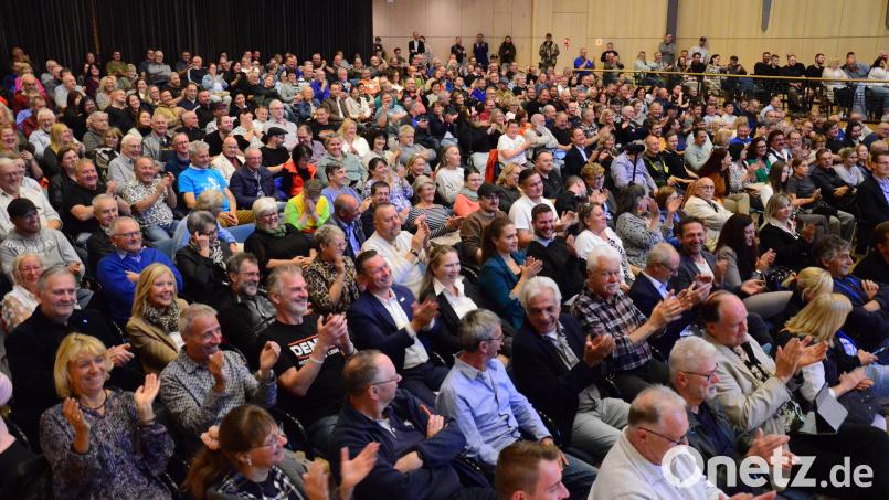 Lachende Gesichter und Applaus zeugen von guter Stimmung im Saal beim AfD-Bürgerdialog in der Max-Reger-Halle in Weiden. Bild: Kunz