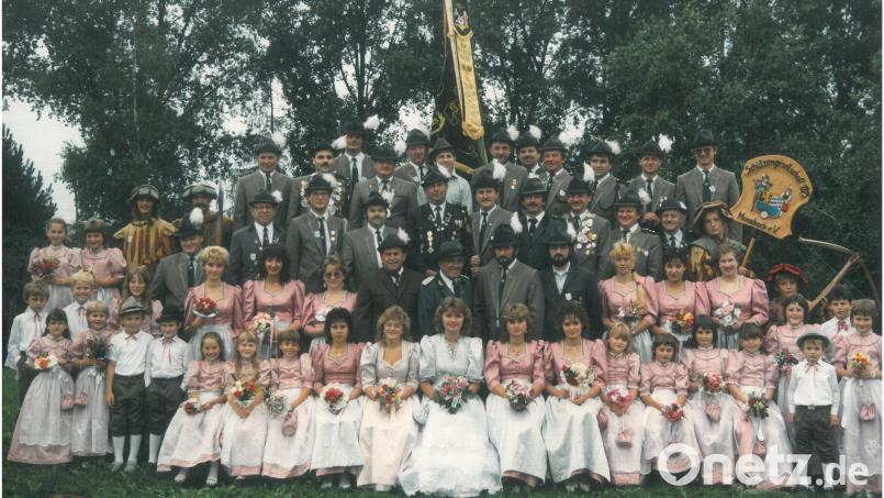 1986 ging ein großer Wunsch der Schützen in Erfüllung. Sie bekamen erstmals eine Vereinsfahne und feierten eine Fahnenweihe. Archivbild: gi