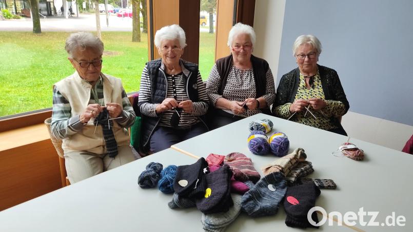 Jede Woche treffen sich Resi Schießl, Angela Forster, Anni Oberndorfer und Hilde Kammerl (von links) im Schwarzenfelder Pfarrheim zum gemeinsamen Sockenstricken. Bild: Elfriede Hölzl