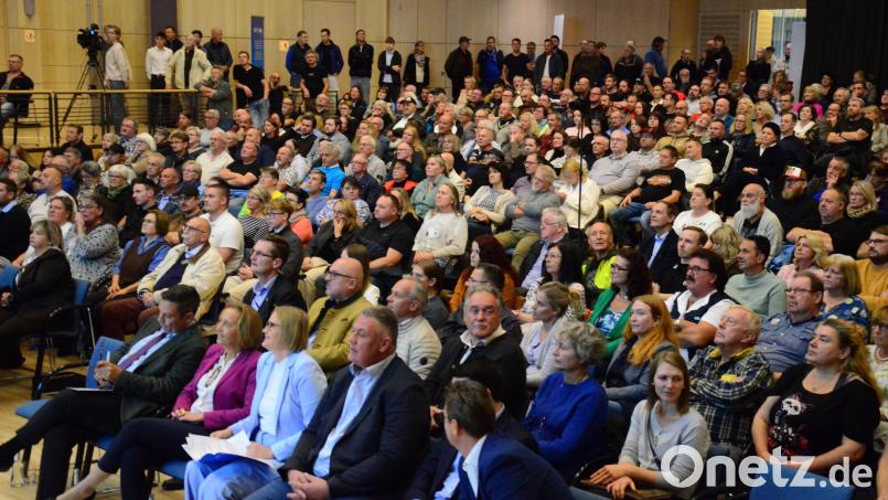 Rund 400 Besucher waren der Einladung der AfD-Landtagsfraktion zum Bürgerdialog mit (vordere Reihe von links) Gerald Grosz, Beatrix von Storch, Katrin Ebner-Steiner, Roland Magerl, Stefan Löw (verdeckt) und Dieter Arnold in die Max-Reger-Halle gefolgt. Bild: Kunz