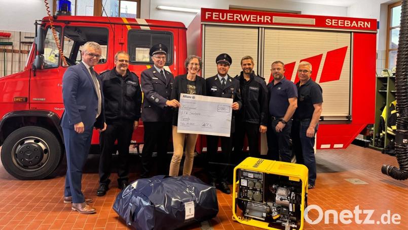 Bei der Spendenübergabe waren dabei (von links): Bürgermeister Martin Birner, Werner Höpfl, Johann Fischer, Karin Dobmeier von der Allianz-Versicherungsagentur in Rötz, Dennis Gruber, Benedikt Käsbauer, Feuerwehrbeauftragter Harald Klatzka und Kreisbrandmeister Reinhold Stangl. Bild: Feuerwehr Seebarn