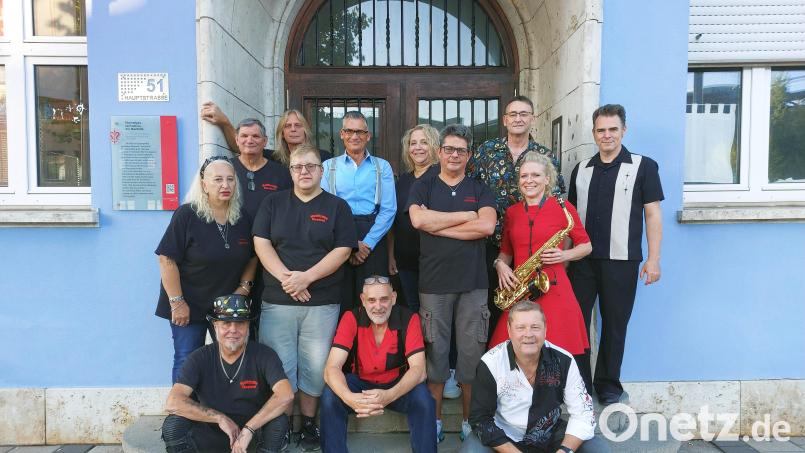 Das "Gestern"-Team mit Rainer-Reichl (sitzend in der Mitte) und die Band Boogie Notes, die ein Konzert am Geburtstagswochenende gab. Bild: mfh