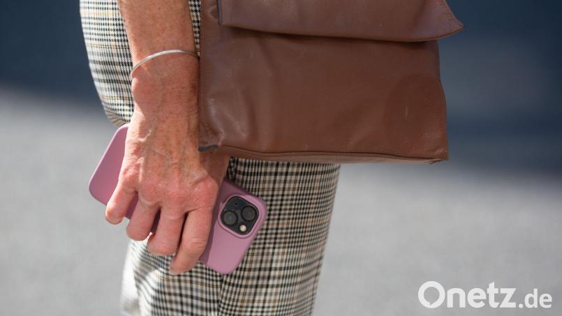 Immer wieder werden Passanten in London die Smartphones aus der Hand gerissen. (Symbolbild) Bild: Fernando Gutierrez-Juarez/dpa