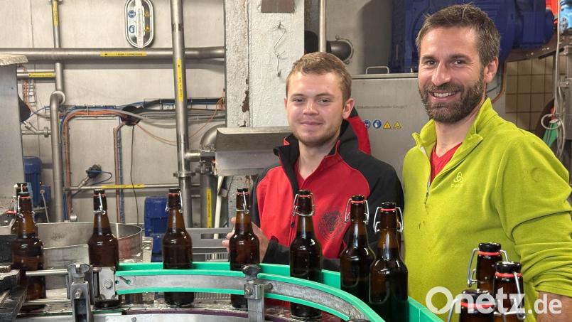 Braumeister Uli Scheuerer (rechts) ist mächtig stolz auf seinen ausgezeichneten Gesellen Felix. Bild: Gabi Schönberger