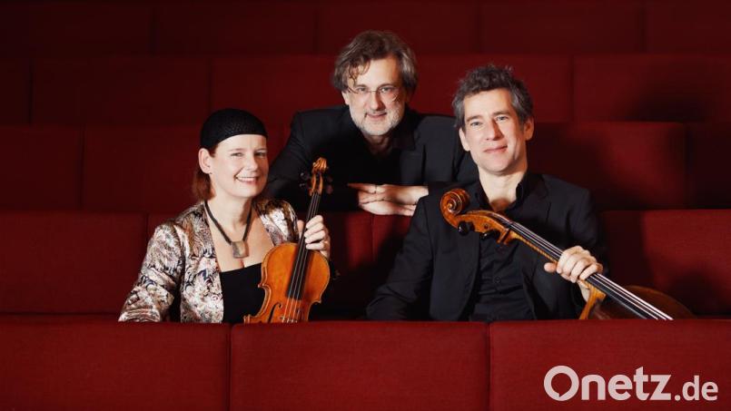 Das Trio Van Beethoven mit Verena Stourzh, Clemens Zeilinger und Florian Berner (von links) widmet den Kammermusikabend im Stadttheater Amberg &quot;familiären Angelegenheiten&quot;. Bild: Maria Frodl/exb