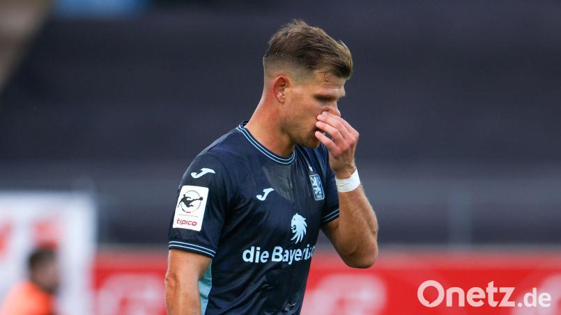 Florian Niederlechner und Co. gastieren am Dienstagabend beim FC Amberg. Archivbild: Christoph Reichwein/dpa