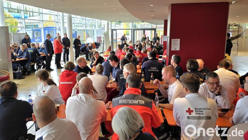 Die vereinten Akteure beim gemeinsamen Abschlussessen im Amberger ACC. Bild: Simon Hauck, Stadt Amberg