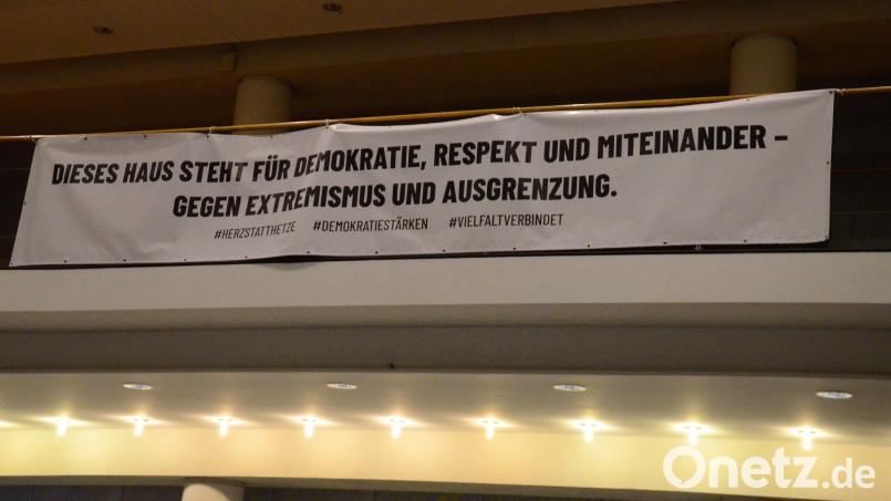 Dieses Banner in der Max-Reger-Halle bleibt dort noch bis Ende Oktober hängen. Bild: Kunz