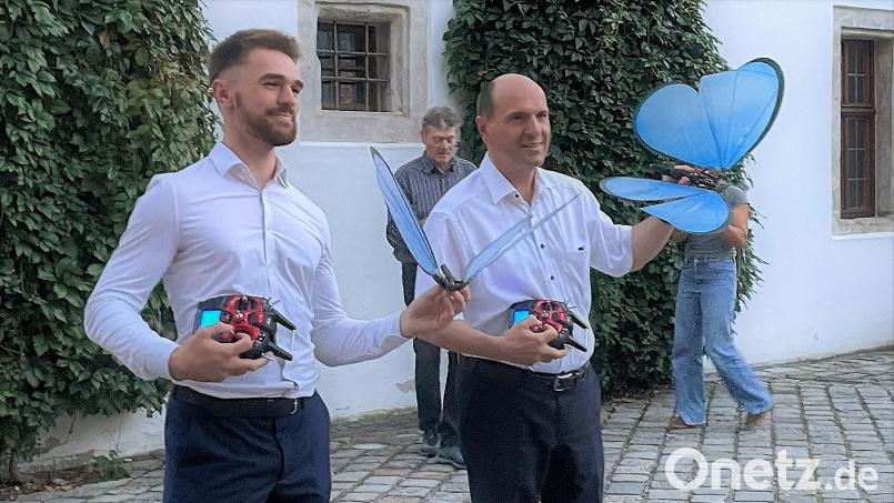 Rainer Mugrauer (rechts) und sein Sohn Marcel demonstrierten, wie ausgezeichnet die nach dem Vorbild der Natur konstruierten Flugobjekte in der Lage sind, ihren Flug zu imitieren. Bild: Susanne Schwab