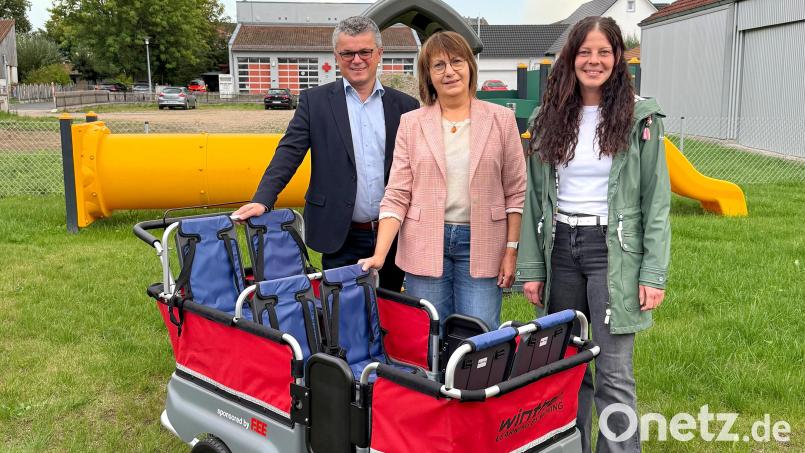 Große Freude herrscht bei Bürgermeister Martin Birner mit FEE-Geschäftsführerin Gerlinde Fleischmann (Mitte) und der Krippenleitung Verena Stier über den neuen Krippenbus. Bild:  G. Fleischmann