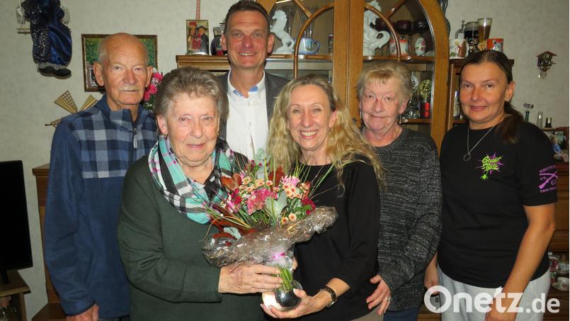 Bärbel Klein nahm im Kreise ihrer Familie die Glückwünsche zum 85. Geburtstag von Bürgermeister Ernst Schicketanz entgegegen. Bild: adj
