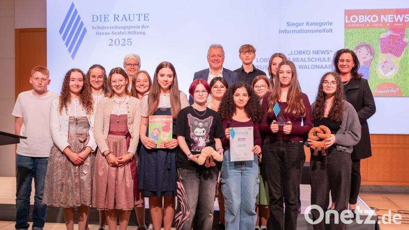 Das Team von &quot;Lobko News&quot; mit Vorsitzendem Markus Ferber, MdEP (hinten, Mitte), und Ute Eiling-Hütig, MdL (hinten, rechts), bei der Preisverleihung in München. Bild: HSS/Gumberger