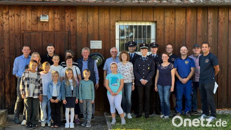 Die Spender sowie die Verantwortlichen der Feuerwehr Meerbodenreuth freuen sich über die Anschaffung des Defibrillators für die Ortschaft. Bild: Raimund Pamler