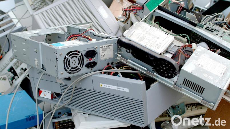 Elektroschrott ohne Ende - insgesamt wurden im vergangenen Jahr 734 Tonnen davon allein im Landkreis Amberg-Sulzbach eingesammelt. Symbolbild: Heiko Wolfraum/dpa