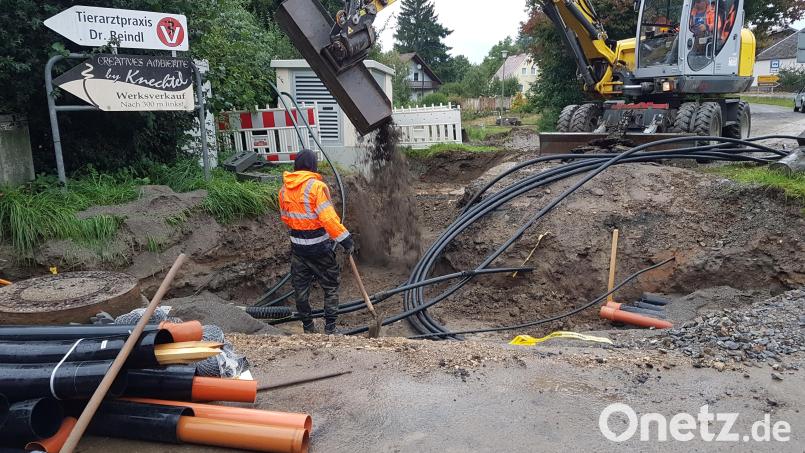 Wasserrohre, Kanäle, Leitungen für die Nahwärme und diverse Kabel für Telefon, schnelles Internet und die Straßenbeleuchtung wurden in Moosbach verlegt. Bild: gi