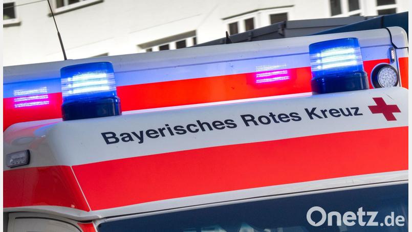 Ein Krankenwagen brachte den verletzten Radler ins Krankenhaus. (Symbolbild) Bild: Peter Kneffel/dpa