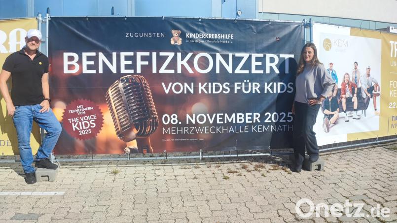 Unter anderem mit einem Banner rühren Nicole und Marco Kiele die Werbetrommel für das Benefizkonzert zugunsten der Kinderkrebshilfe. Bild: luk