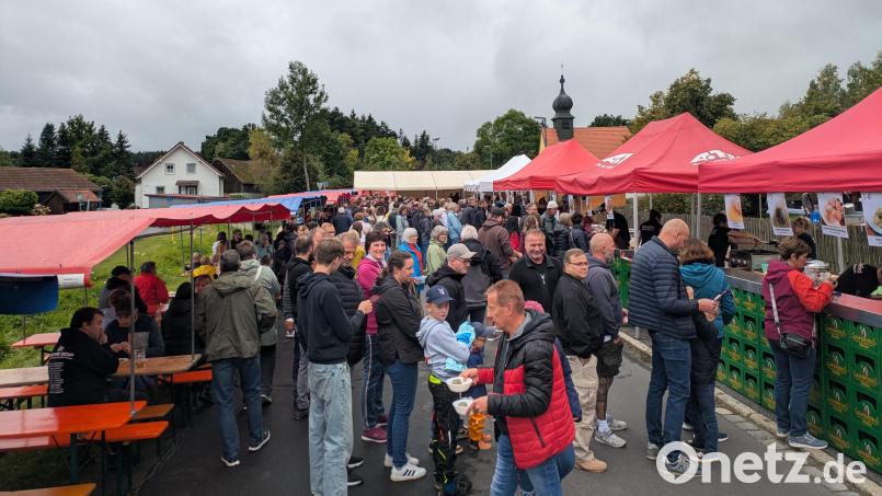 Viele Besucher ließen sich vom regnerischen Wetter nicht davon abhalten, die zahlreichen Knödel-Variationen zu probieren. Bild: Simone Bauer
