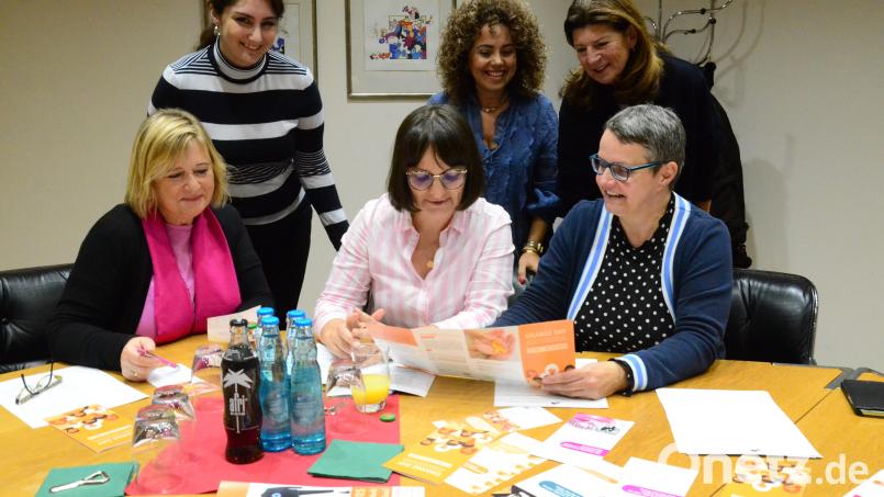 Sie alle haben das Programm mit der städtischen Gleichstellungsbeauftragten Susanne Reinhardt (rechts) zusammengestellt: Iris Müller (Inner Wheel, Dornrose), Enikö Nagy (Frauenhaus, Interventionsstelle), Marcella Zulla (Volkshochschule Weiden-Neustadt, Arbeitskreis Asyl), Özlem Ajazaj (OTH Weiden-Amberg, Zentrum für Gender und Diversity) und Martha Bauer (Katholischer Frauenbund, Diözesanverband Regensburg). Bild: Kunz