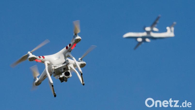 Nachdem es europaweit mehr Drohnensichtungen in Bereichen der kritischen Infrastruktur gegeben hat, reagiert Bayern mit einer Novelle des Polizeiaufgabengesetzes. (Symbolbild) Bild: Julian Stratenschulte/dpa