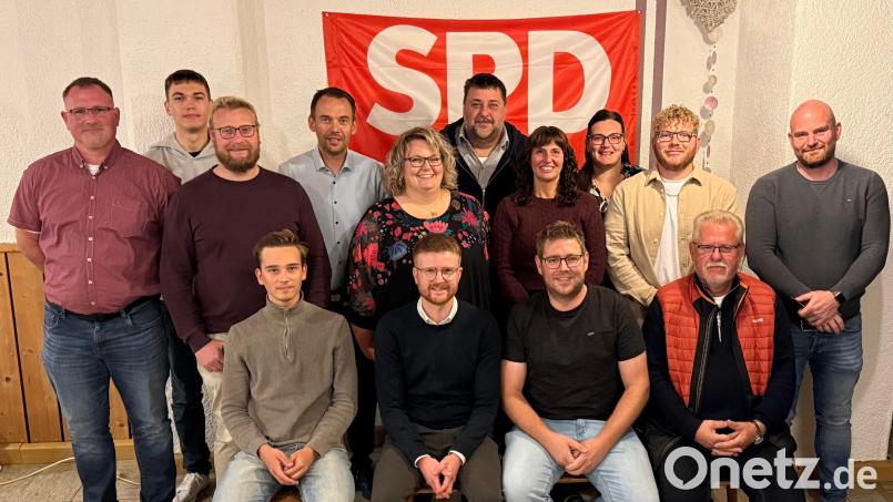 Diese 15 Kandidatinnen und Kandidaten der SPD Plößberg wollen ab 2026 neue Impulse im Marktrat geben. Bild: Katrin Hüttner