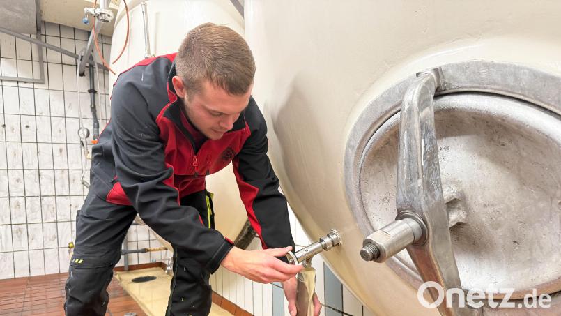 Felix Meier ist einer der besten jungen Brauer Bayerns. Im Lagerkeller der Moosbacher Brauerei &quot;zapft&quot; er etwas Flüssigkeit ab, um die Stammwürze zu überprüfen. Bild: Gabi Schönberger